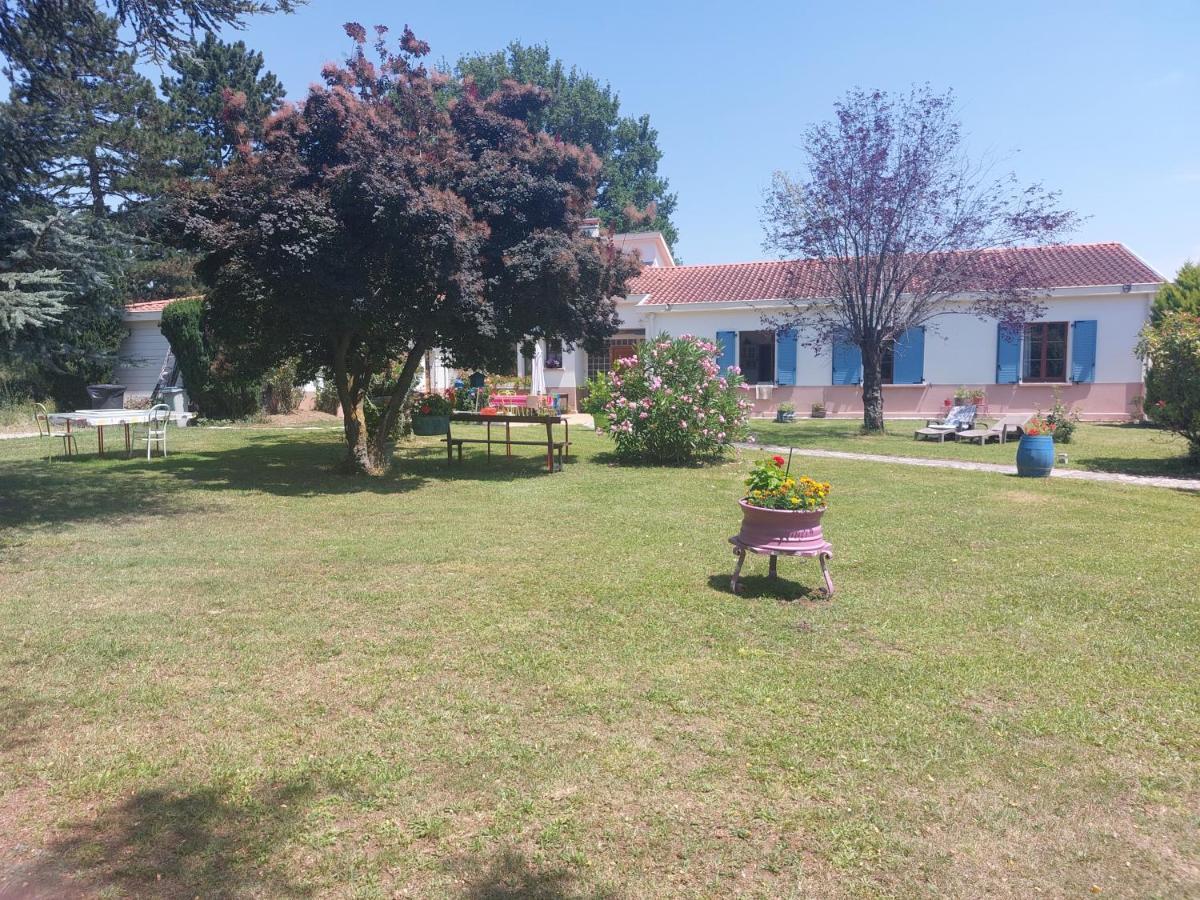 Aux Volets Bleu Hotel Villeneuve-sur-Lot Exterior foto